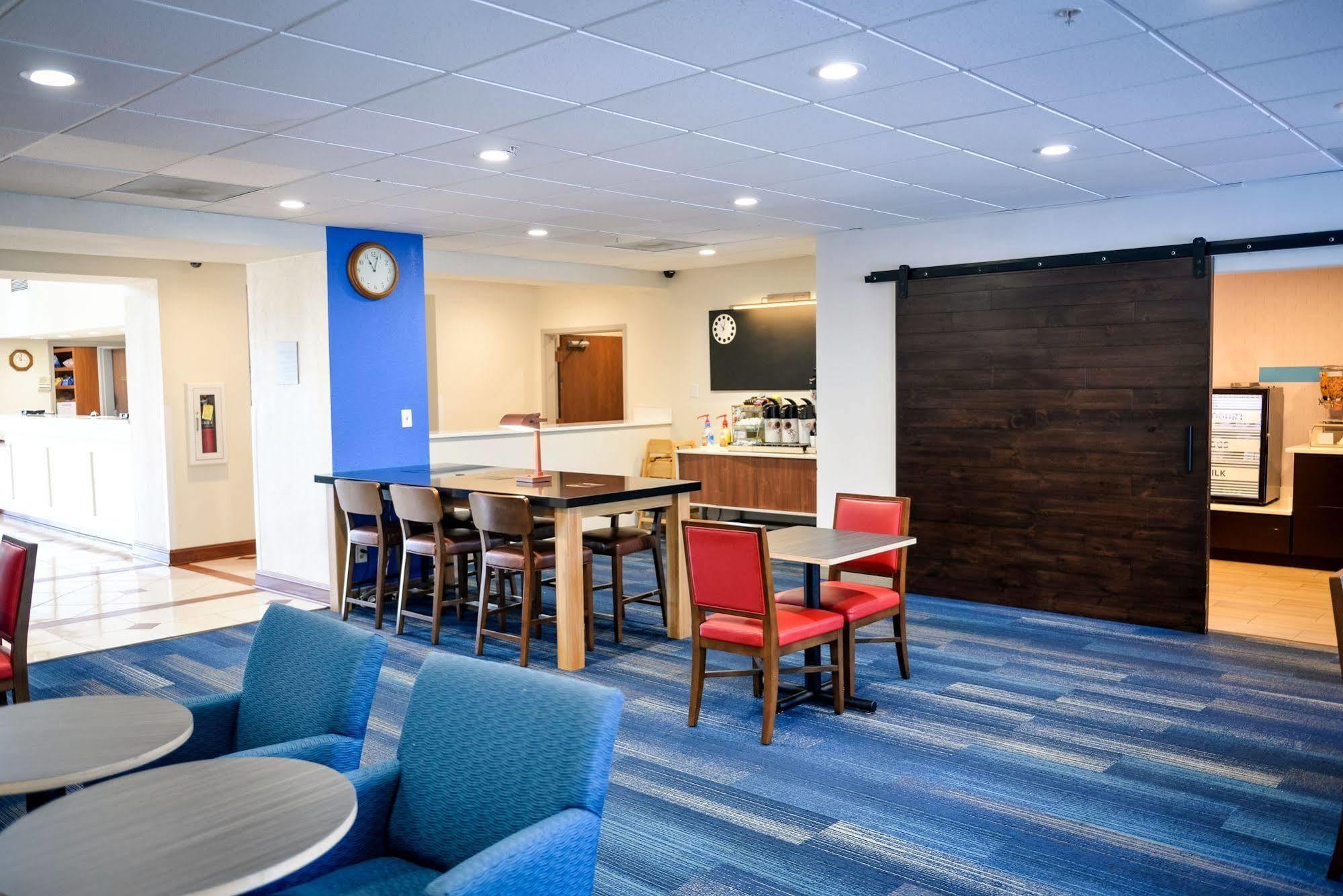Holiday Inn Express Prince Frederick By Ihg Экстерьер фото